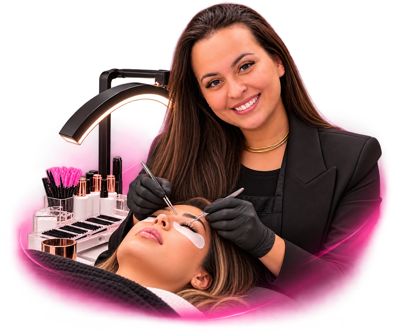 Profissional realizando extensão de cílios com iluminação rosa